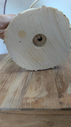 Lampe romantique en résine patinée, femme assise et fleurs