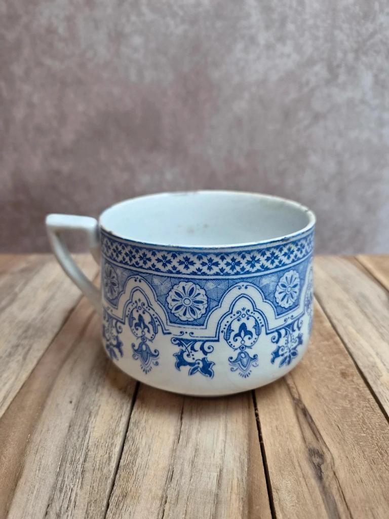 Grande tasse à chocolat ancienne Hamage Nord Renaissance – Terre de fer, décor bleu & blanc rare