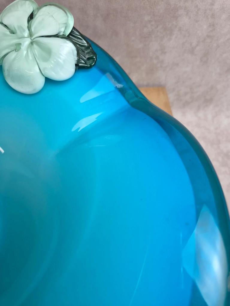 Grande coupe vintage en verre soufflé turquoise – style Murano – fleur appliquée