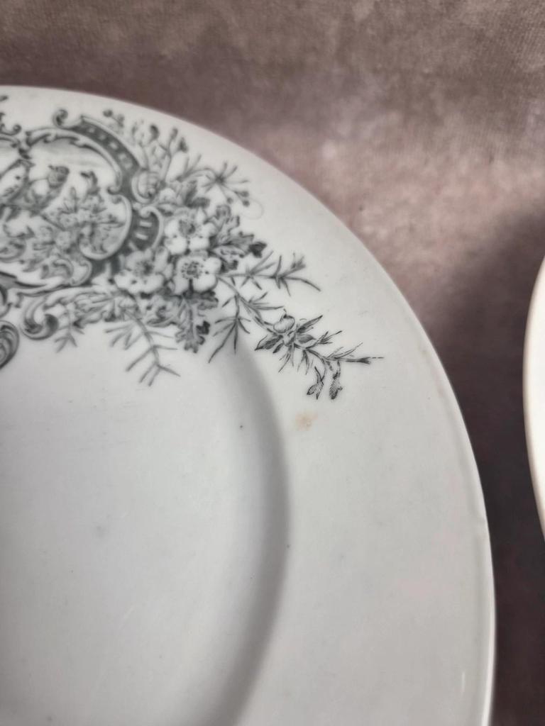 10 assiettes anciennes en porcelaine – Aux Lions de Faïence Paris – Xixe