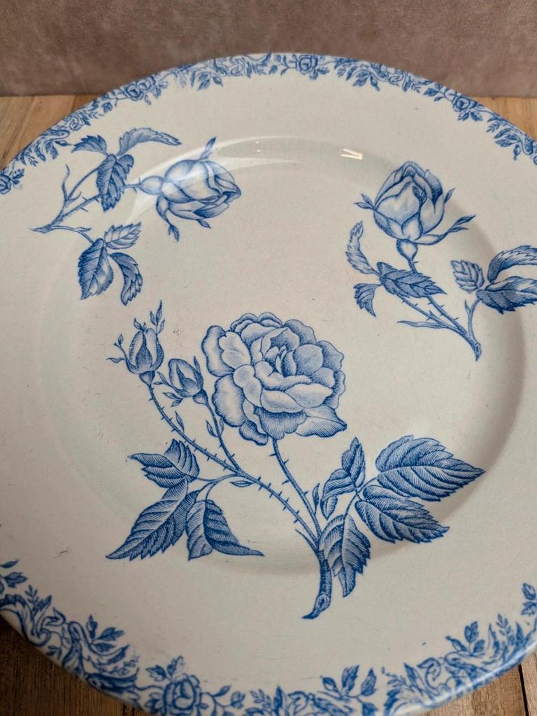 Compotier ancien en terre de fer – Décor de roses bleues – Sur piédouche