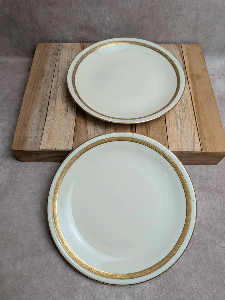 Lot de 2 assiettes anciennes en porcelaine de Limoges – Frises dorées