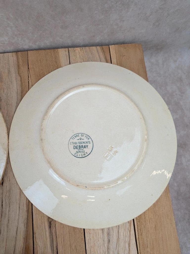 Lot de 3 assiettes plates anciennes en terre de fer des Établissements Debray, service Clichy