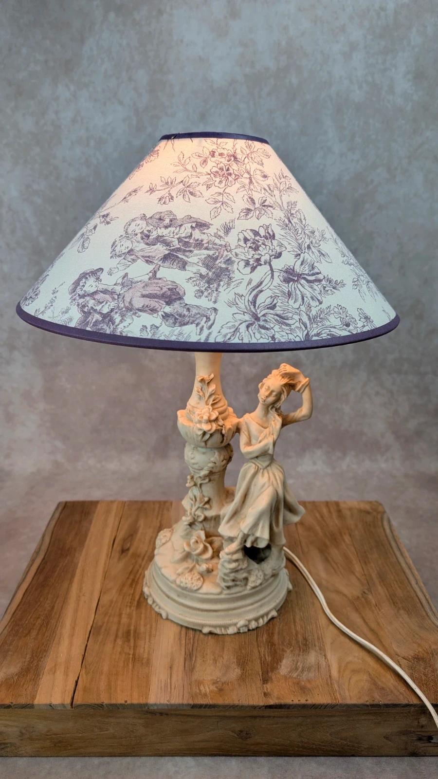 Lampe romantique en résine patinée, femme assise et fleurs