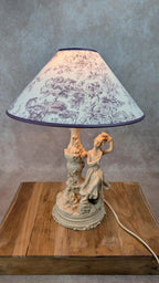 Lampe romantique en résine patinée, femme assise et fleurs