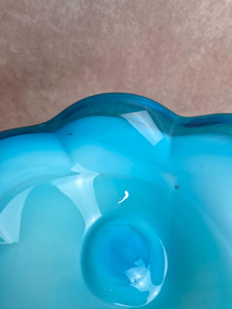 Grande coupe vintage en verre soufflé turquoise – style Murano – fleur appliquée