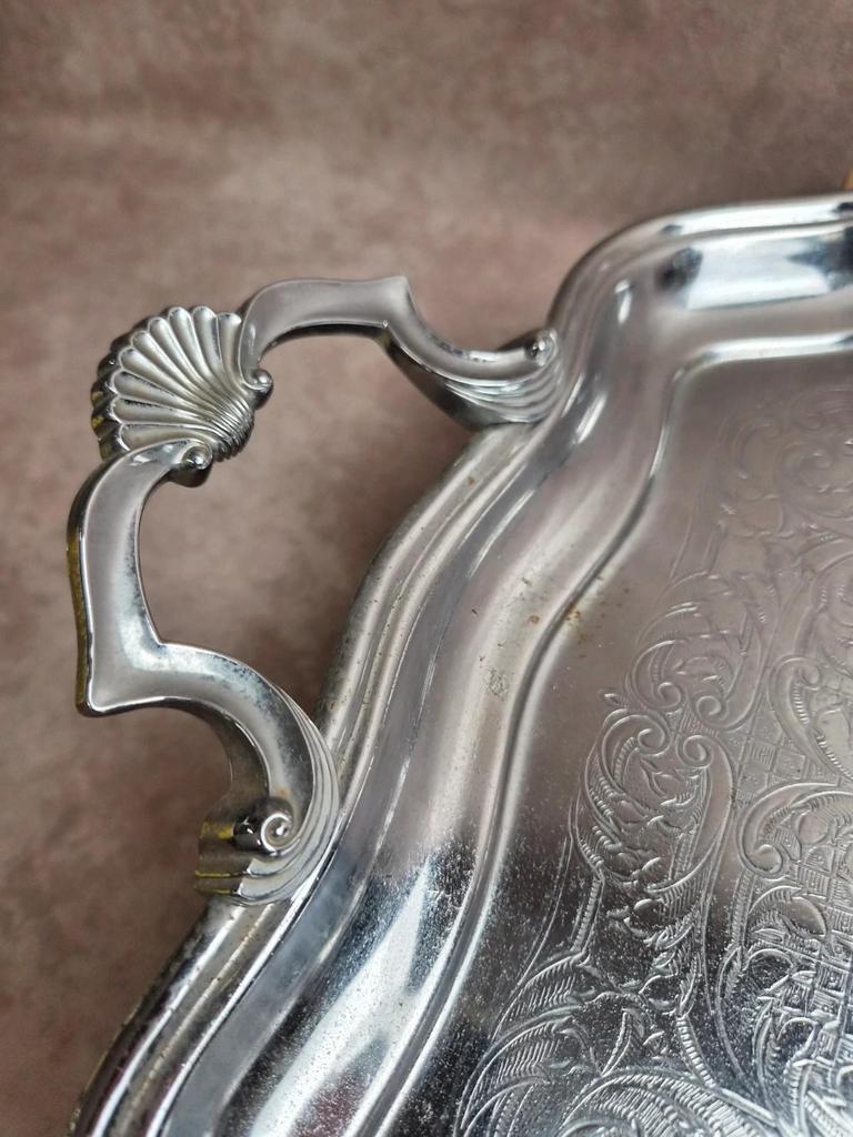Grand plateau de service en métal argenté anglais – Décor rocaille & poignées coquillage