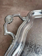 Grand plateau de service en métal argenté anglais – Décor rocaille & poignées coquillage