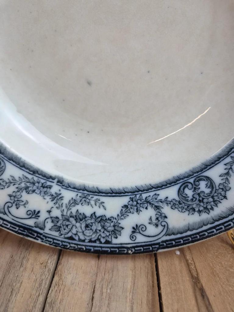 Assiette creuse ancienne en terre de fer Nimy – modèle Guirlande bleu