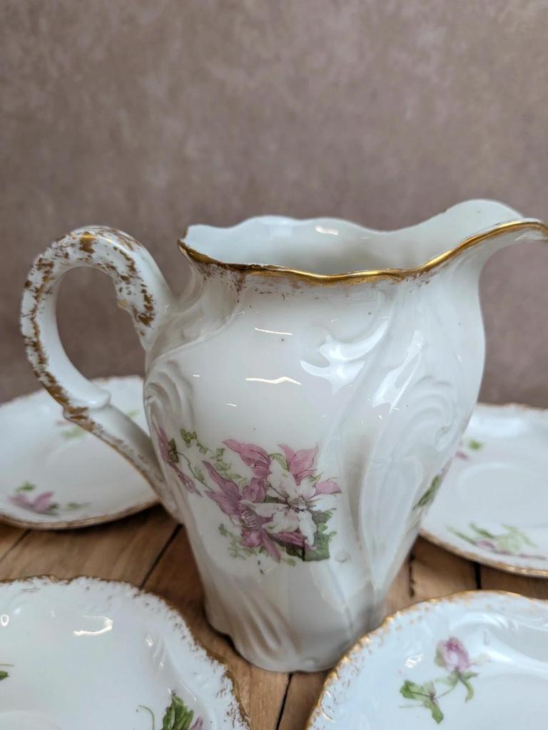 Service à thé ou café ancien en porcelaine fleurie – 19 pièces dorées