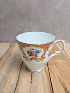 Tasse anglaise en porcelaine Crown Staffordshire Denbigh – Oiseau et fleurs