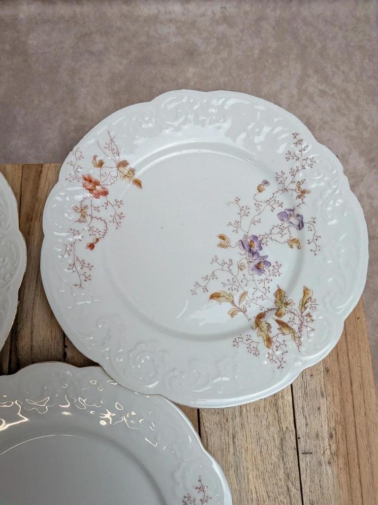 Lot de 3 assiettes anciennes en porcelaine décor floral