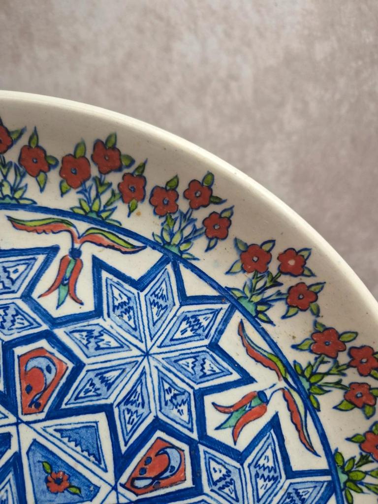 Grande assiette murale vintage en céramique de Kütahya signée – décor oriental peint à la main