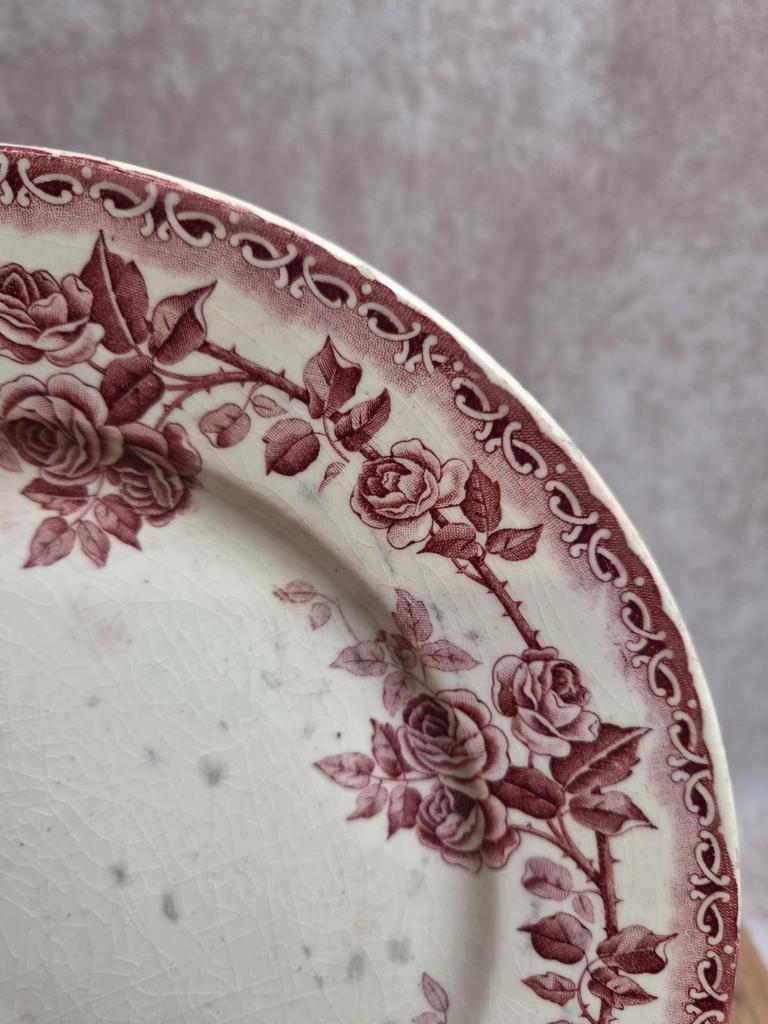 Assiette plate terre de fer H. Boulenger Choisy-le-roi modèle Paris – roses bordeaux