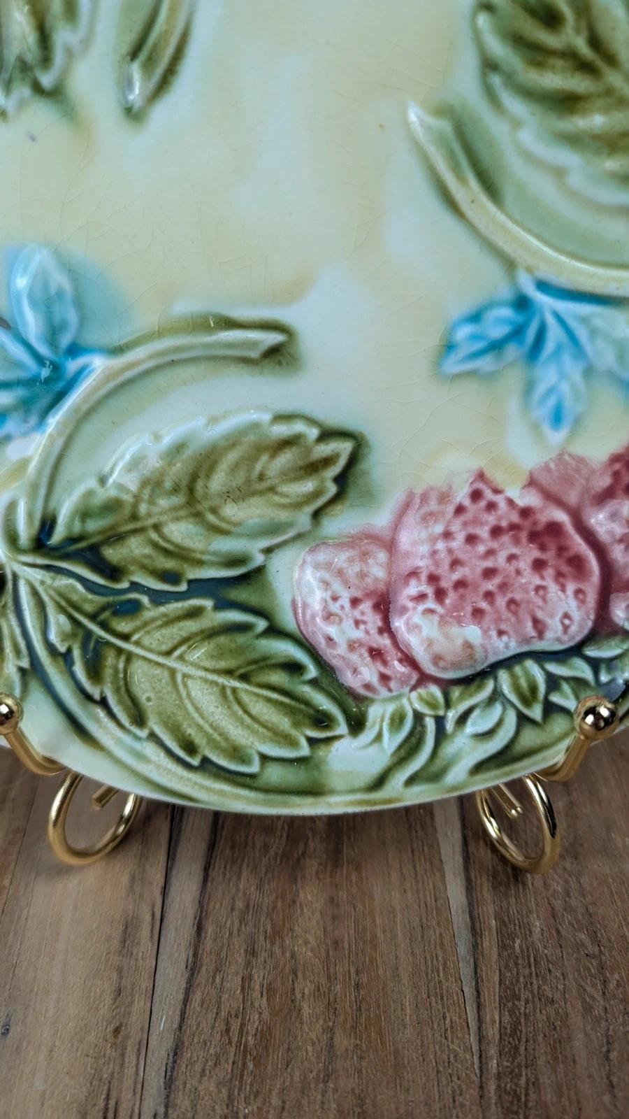 Assiette barbotine vintage aux fraises