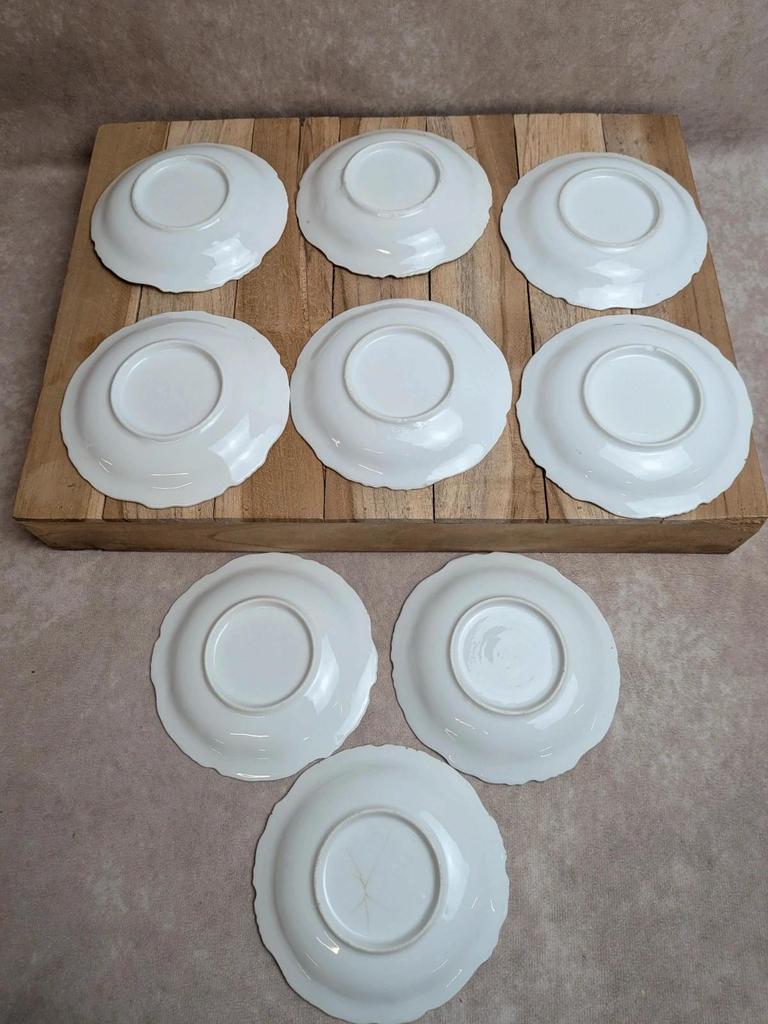 Service à thé ou café ancien en porcelaine fleurie – 19 pièces dorées
