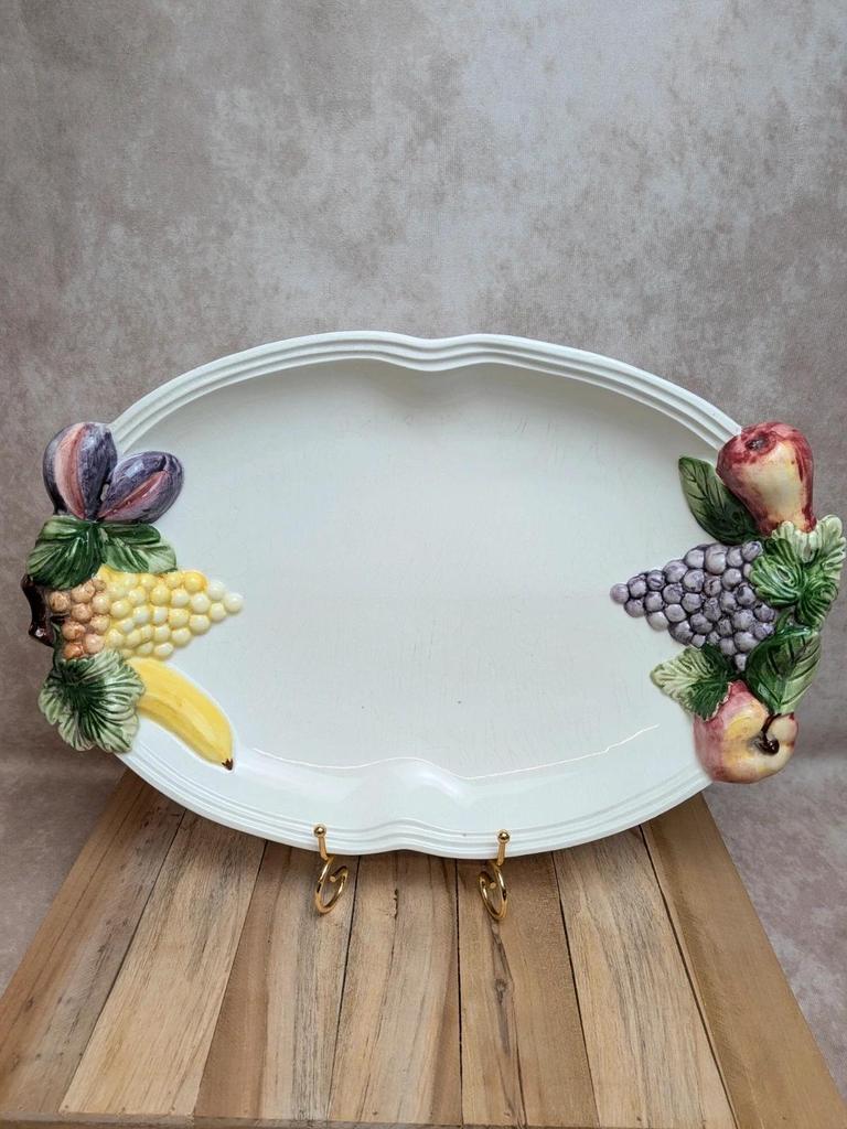 Grand plat vintage en barbotine décor fruits