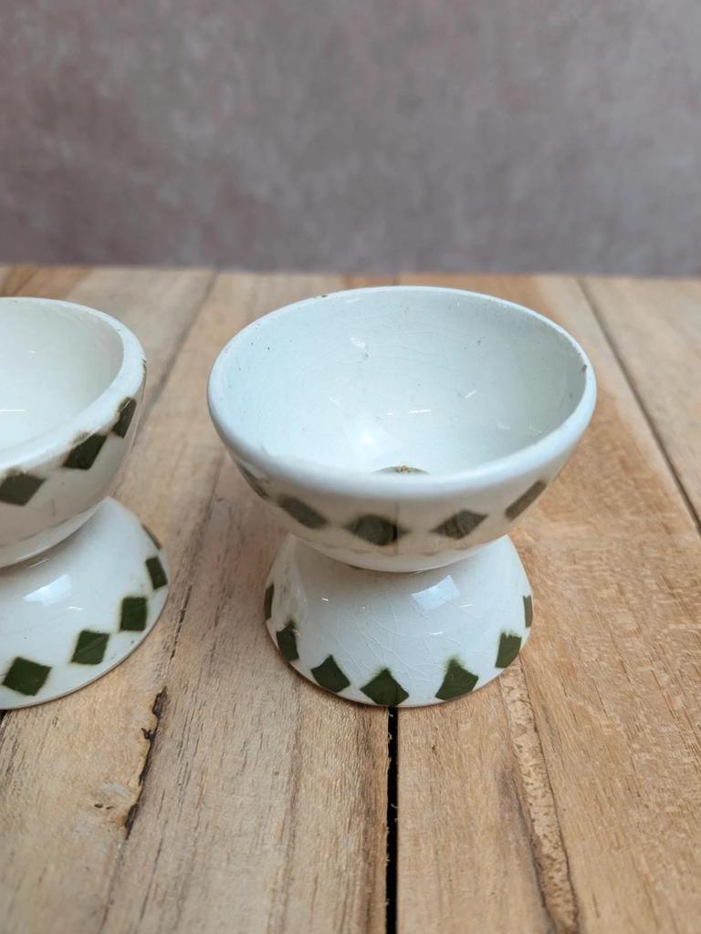 Lot de 2 coquetiers anciens en terre de fer – Forme diabolo – Décor losanges verts