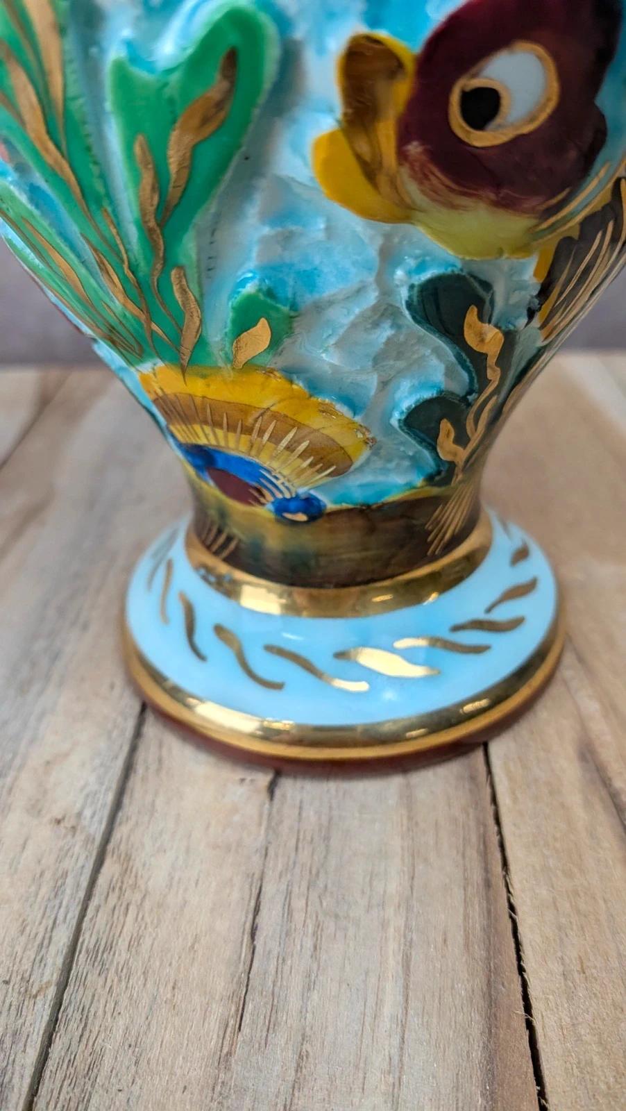 Vase vintage Cerdazur Monaco décor poissons relief, anses dorées
