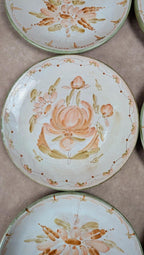 Lot de 6 assiettes plates artisanales signées Maïté – décors peints à la main