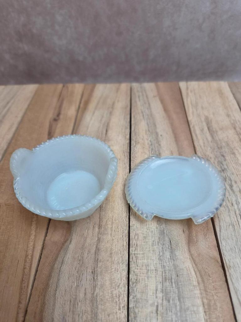 Service à œufs ancien Vallérysthal en opaline – poule et 6 coquetiers
