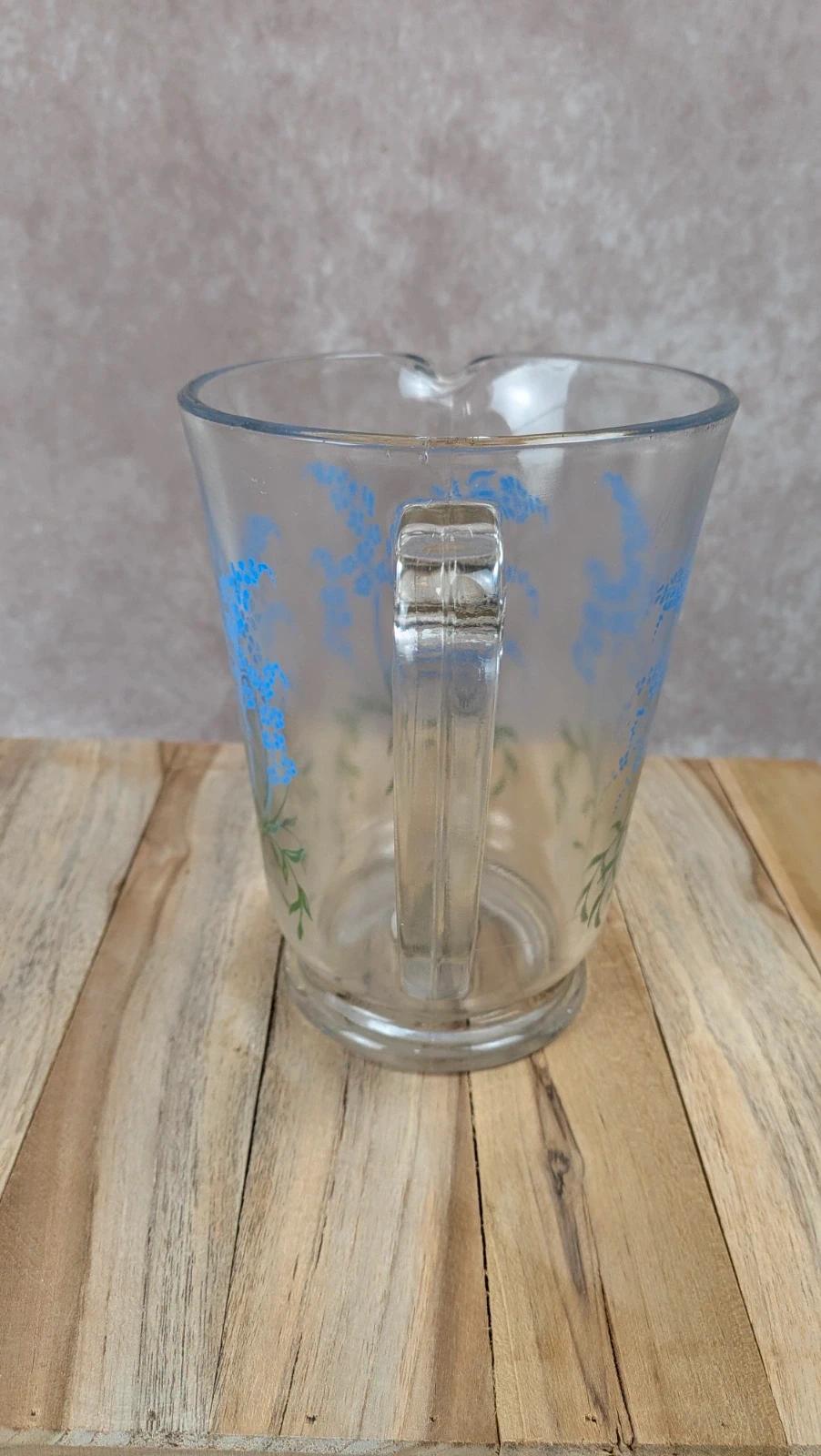 Pichet en verre décor floral bleu vintage