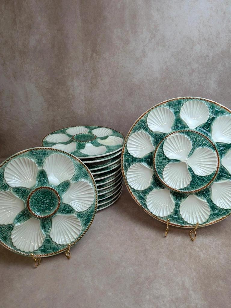 Service 12 assiettes + plat à huîtres Longchamp barbotine coquille