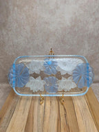 Plat en verre moulé bleu décor floral – esprit Art Déco