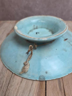 Ancien petit compotier en barbotine majolique turquoise – décor végétal en relief