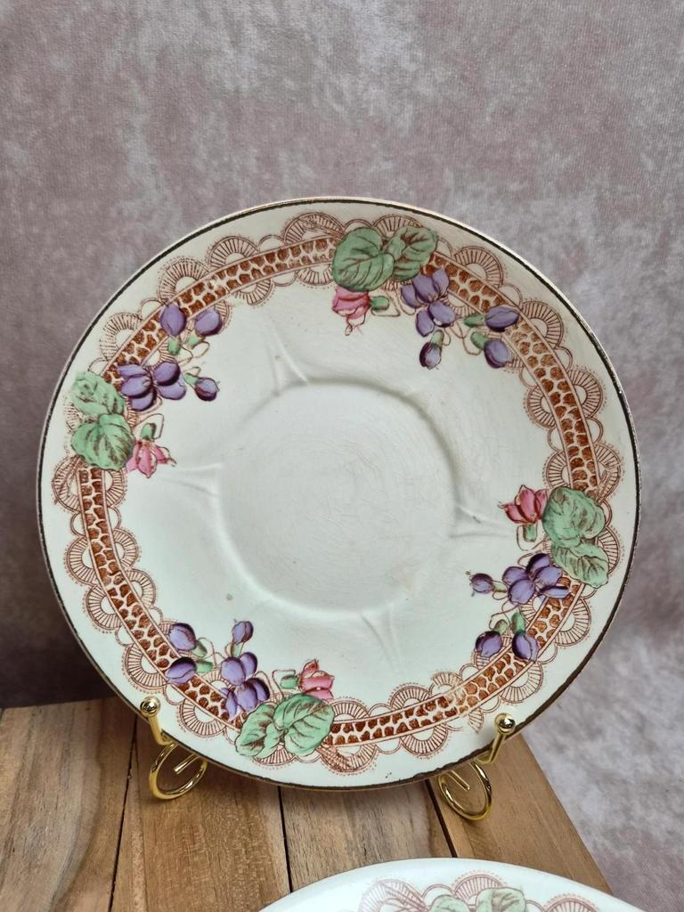 Lot de 6 assiettes à dessert anciennes Longwy – Modèle Violettes – Décor polychrome Art nouveau