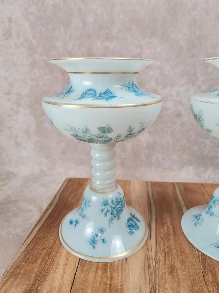 Jolie paire de vases sur pied en opaline blanche – décor bleu ancien