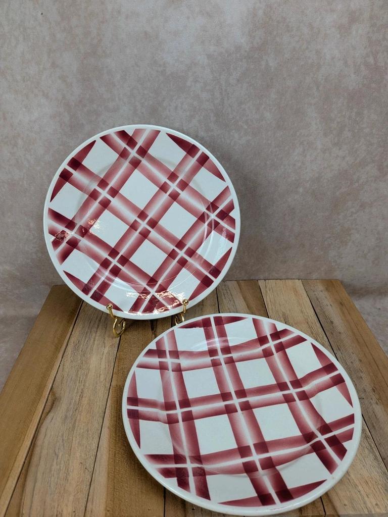 Lot de 2 assiettes anciennes Badonviller – décor Vichy bordeaux rouge