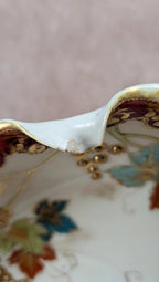 Plat décoratif ancien en porcelaine chinoise – dorures & décor polychrome