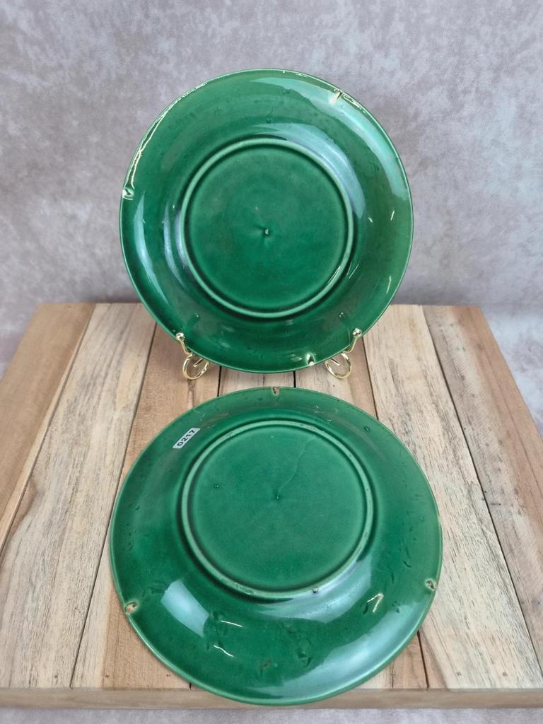 Lot de 2 assiettes à dessert en barbotine verte décor vigne