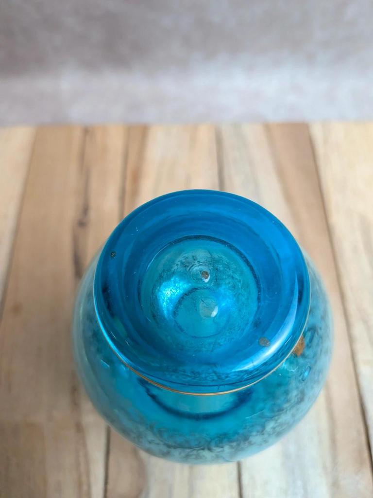 Petit vase vintage en verre bleu soufflé – camée et dorures
