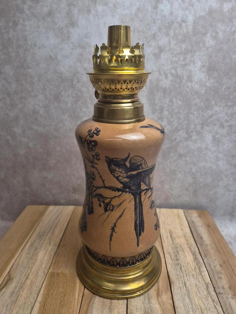 Lampe à pétrole ancienne en faïence décor oiseau et insectes fin Xixe