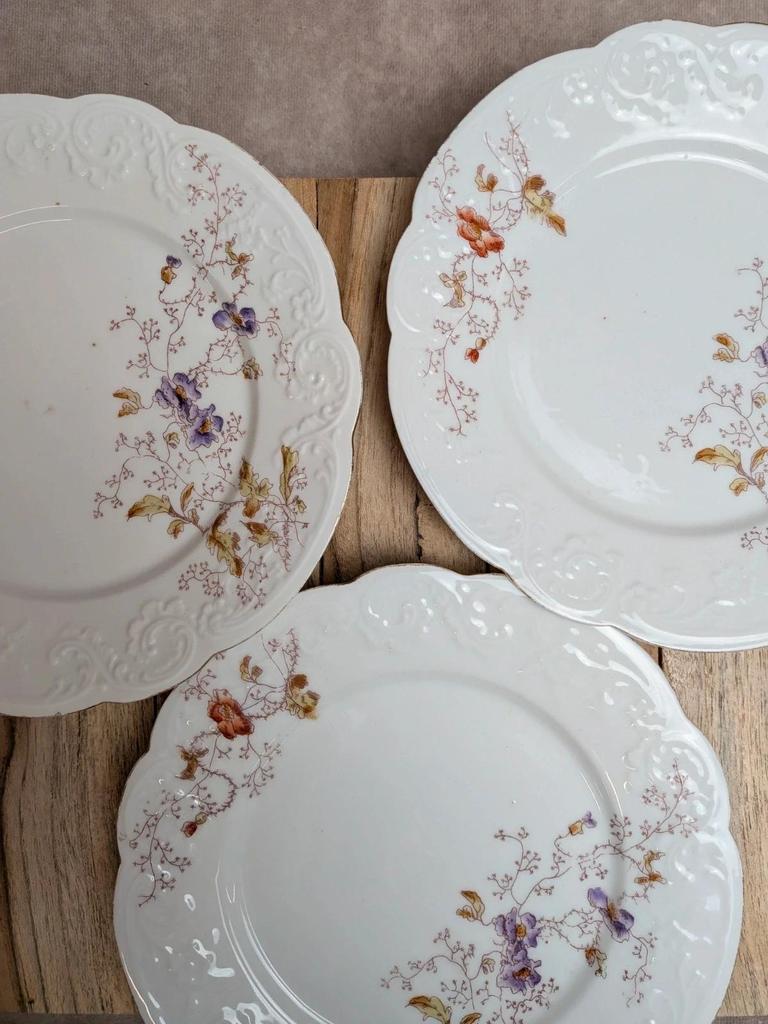 Lot de 3 assiettes anciennes en porcelaine décor floral