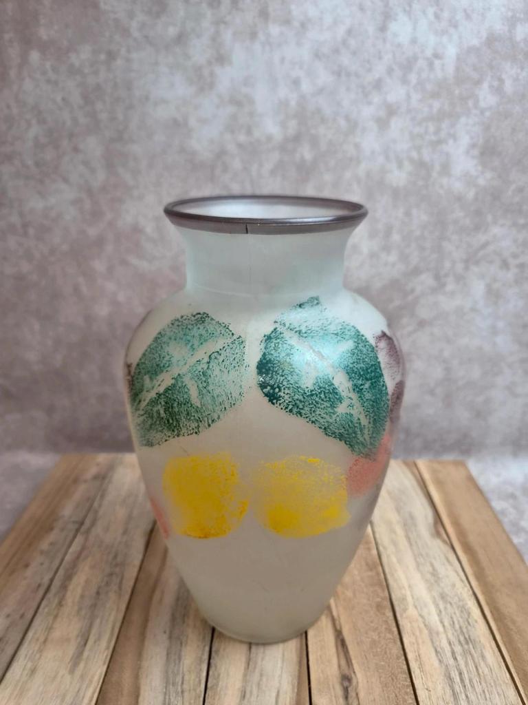 Vase vintage italien en verre dépoli moulé décor floral coloré – années 60/70