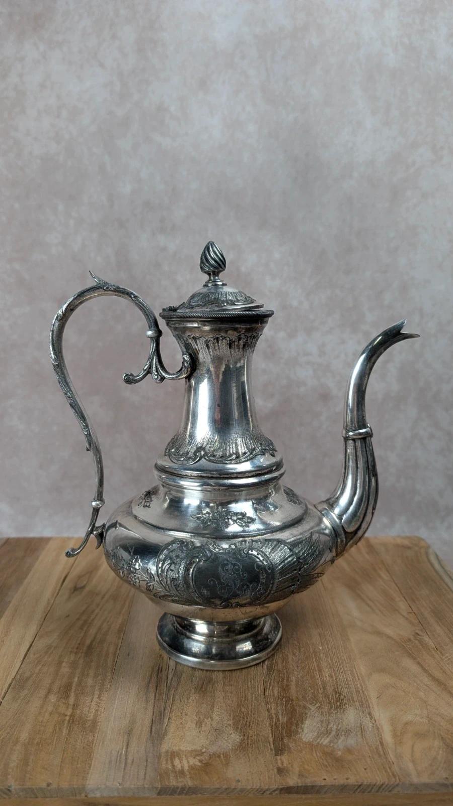 Élégante théière ancienne – Métal à la Reine