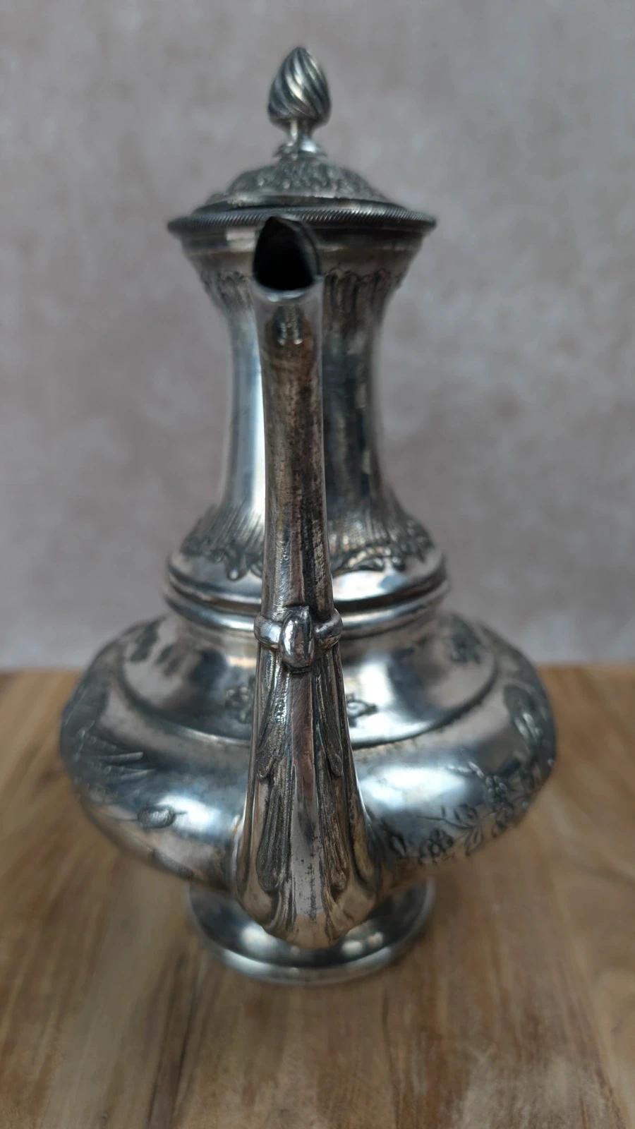 Élégante théière ancienne – Métal à la Reine