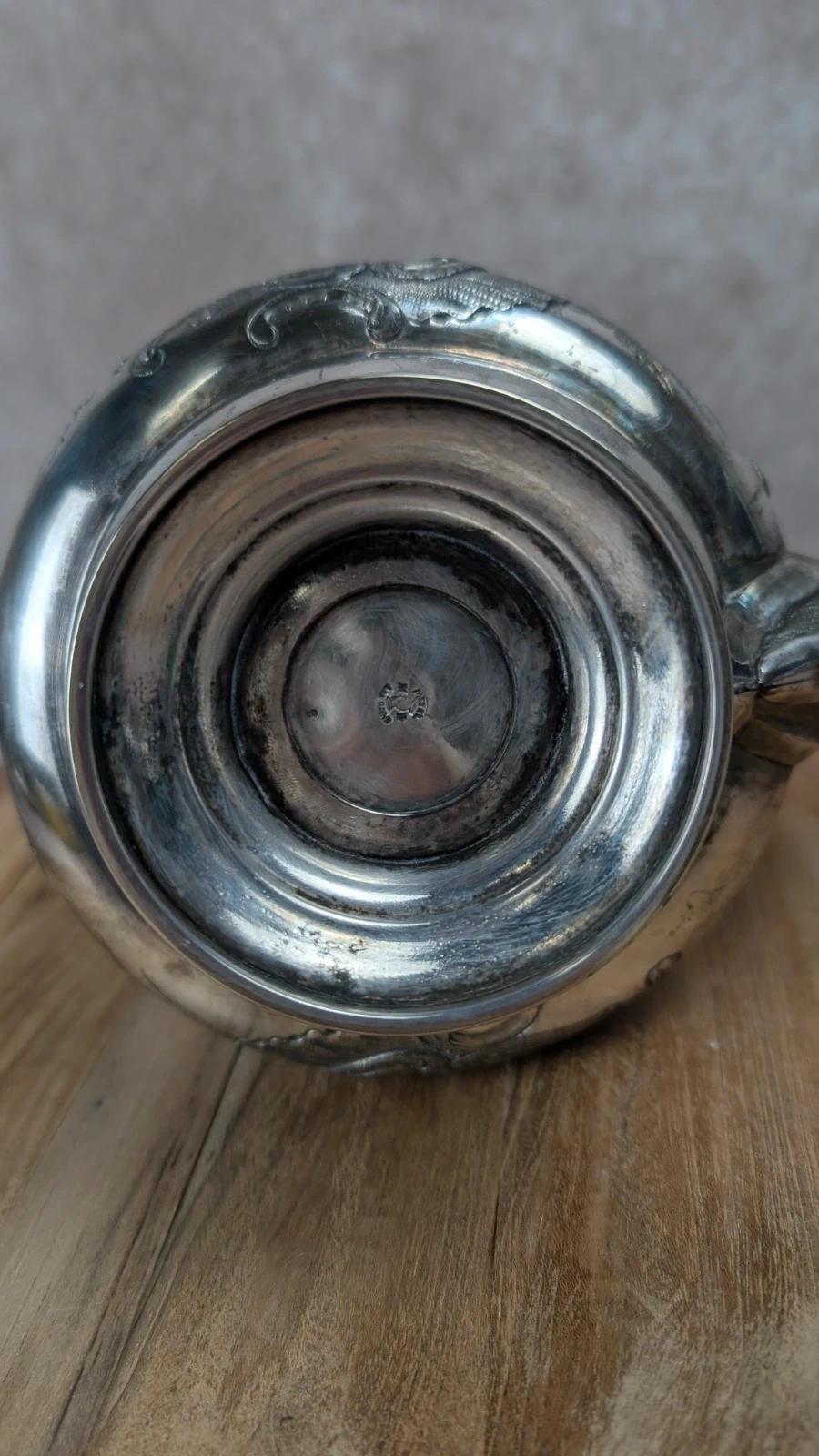 Élégante théière ancienne – Métal à la Reine