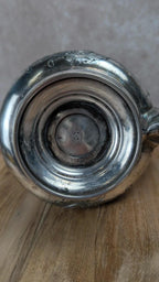 Élégante théière ancienne – Métal à la Reine