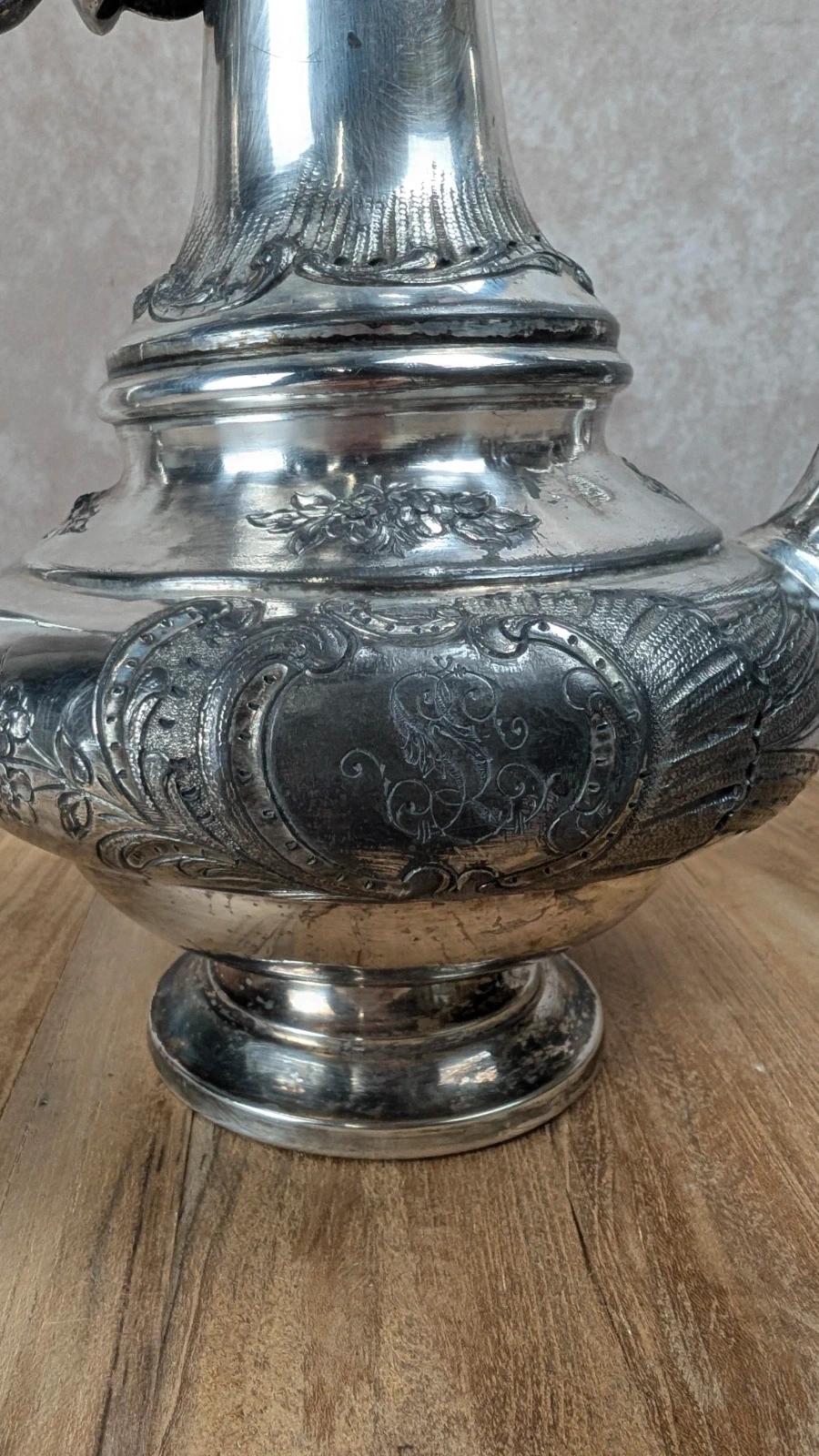 Élégante théière ancienne – Métal à la Reine