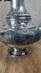 Élégante théière ancienne – Métal à la Reine