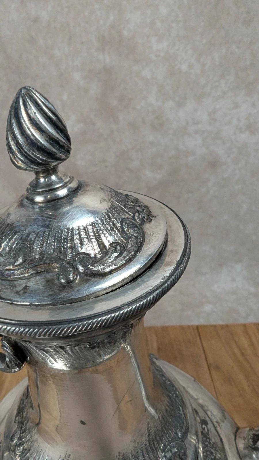 Élégante théière ancienne – Métal à la Reine