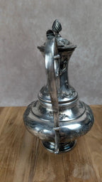 Élégante théière ancienne – Métal à la Reine