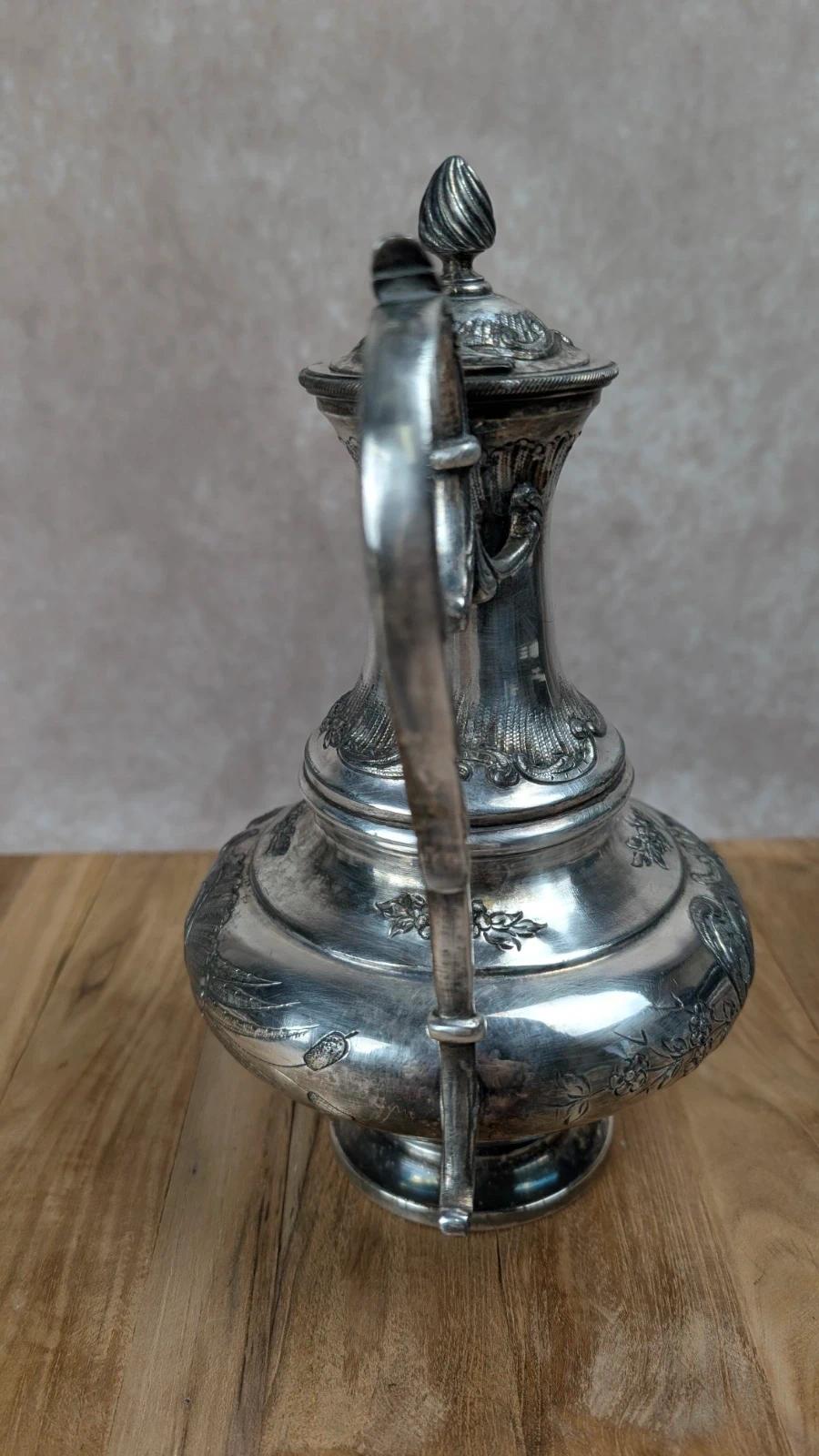 Élégante théière ancienne – Métal à la Reine