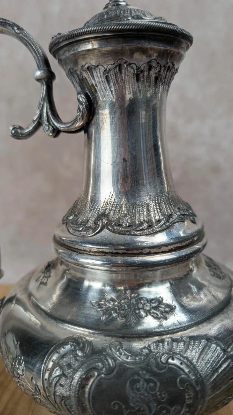 Élégante théière ancienne – Métal à la Reine