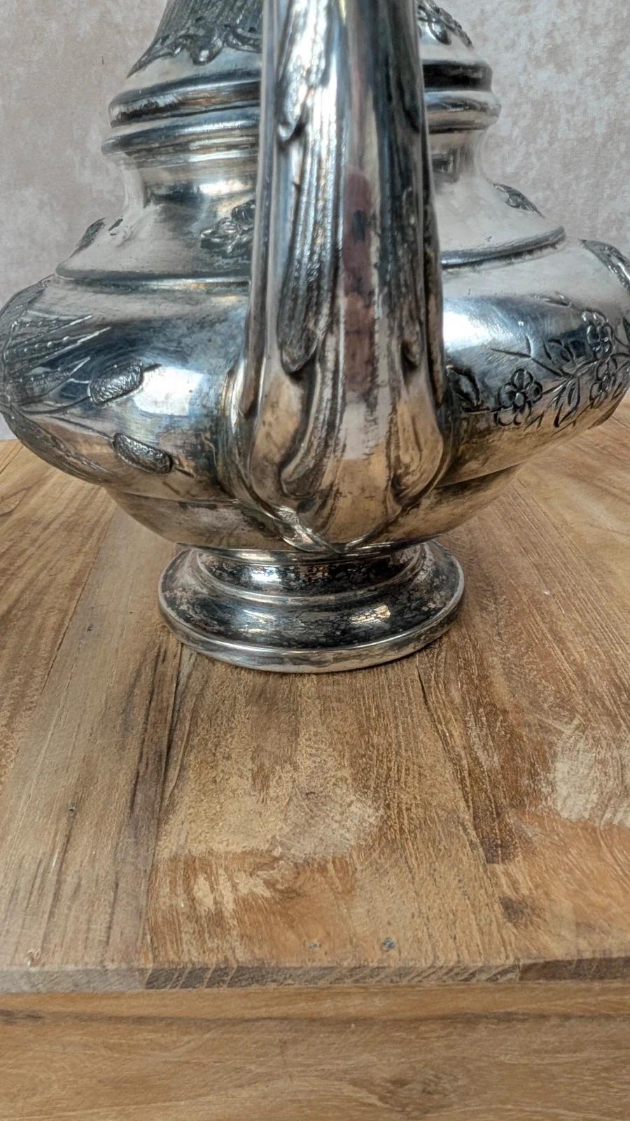 Élégante théière ancienne – Métal à la Reine