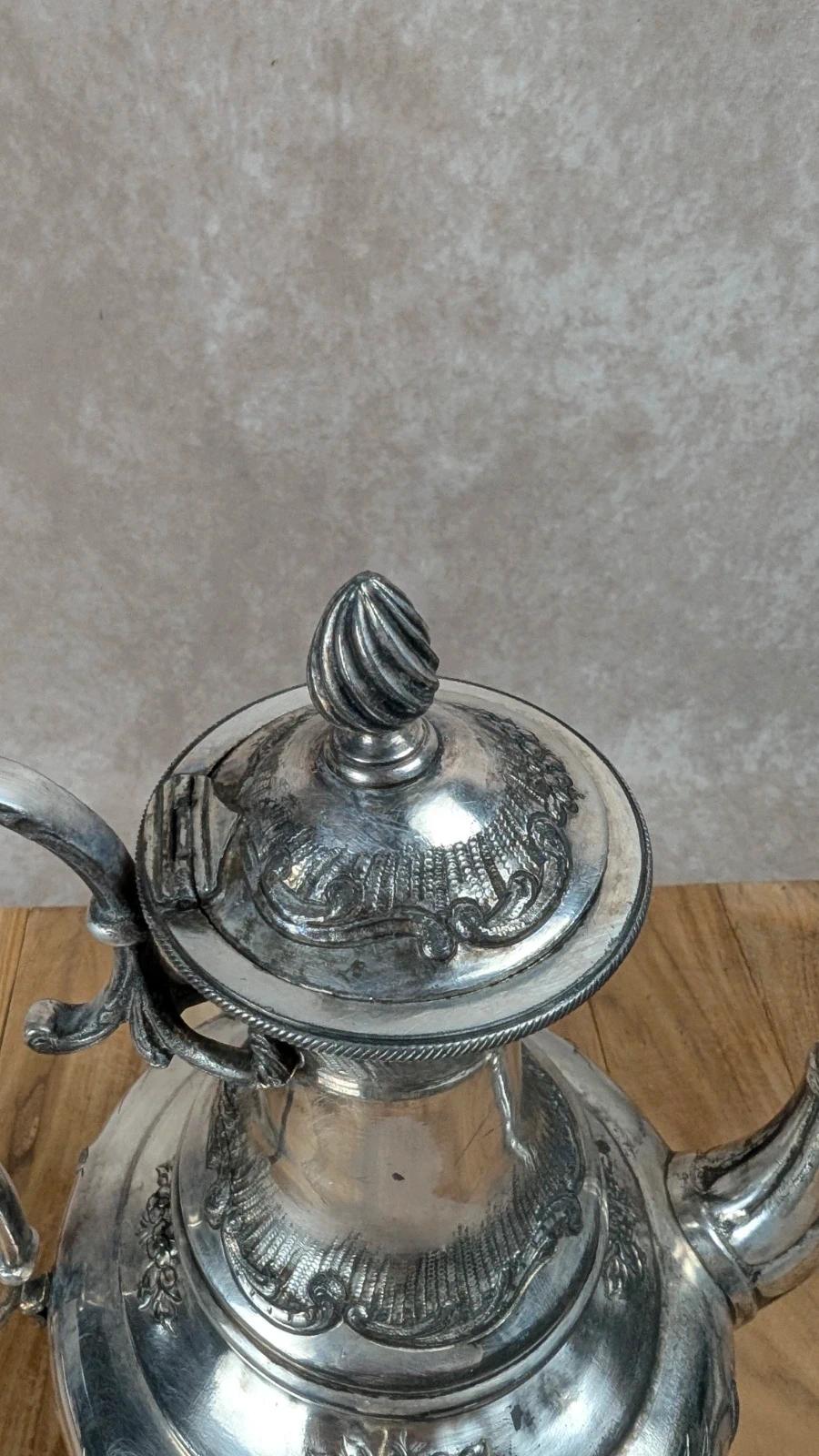 Élégante théière ancienne – Métal à la Reine